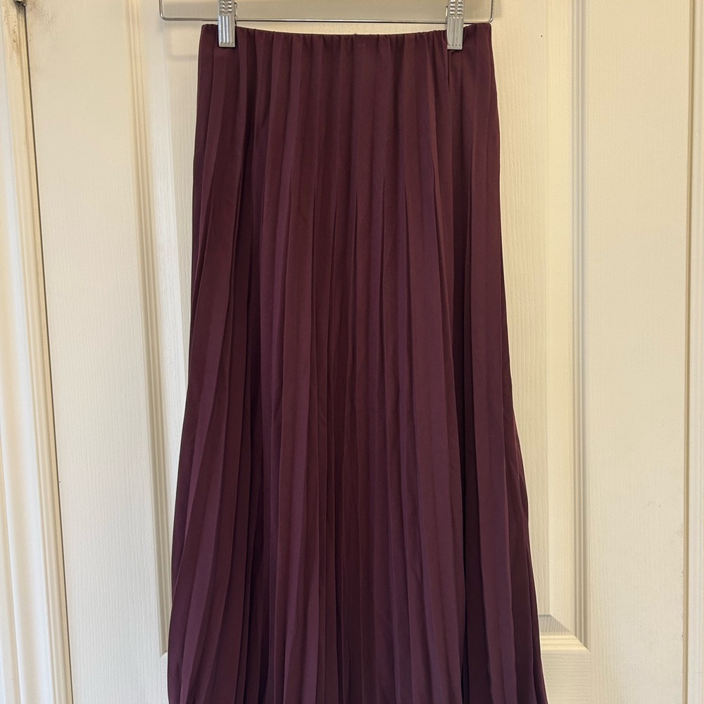 Pleated Skirt in wine